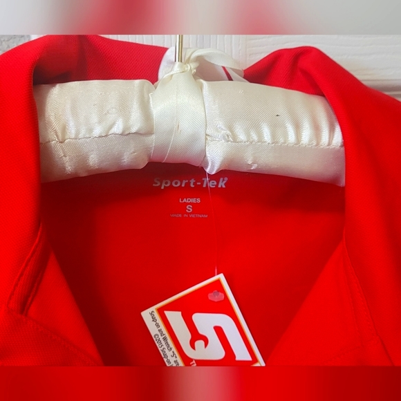 Ladies Snap-on polo style short sleeve shirt, red, size small - Picture 3 of 3